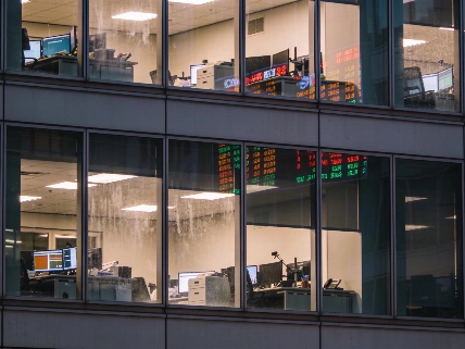 S&P 500 Gains 0.62% to Record High Amid Jobs Data Optimism FinancialSumo