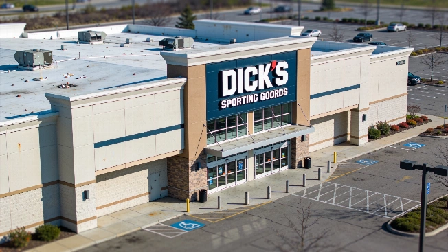 Wells Fargo Backs Dick's Sporting Goods Despite Weak Earnings Outlook FinancialSumo