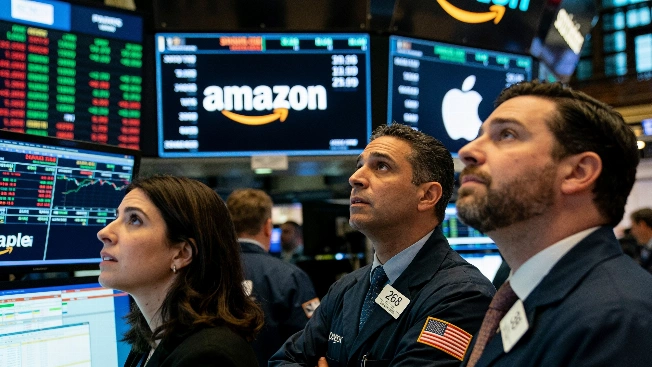 Amazon and Apple Diverge Sharply After Earnings, Shaping Market Direction FinancialSumo